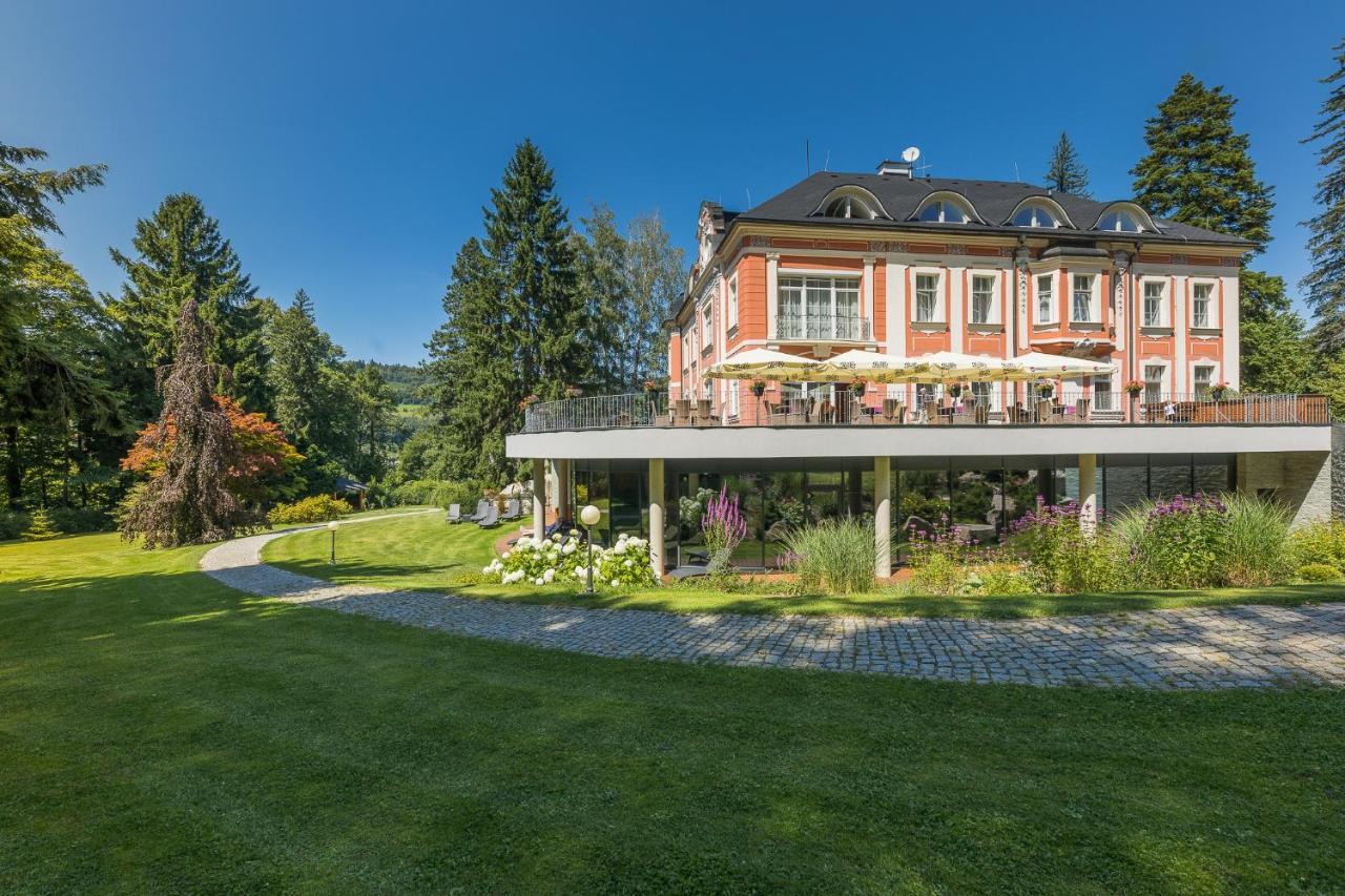 Wellness & Spa Hotel Villa Regenhart Есеник Экстерьер фото